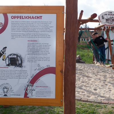 Spielplatz Burgkania: Lehrtafel & "Affenschaukel"