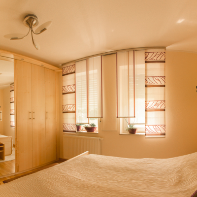 Schlafzimmer mit Einbauschrankwand Panoramaaufnahme