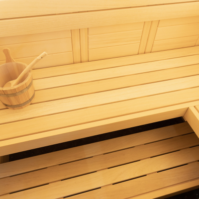 Verschiebbare Liegebank in der Sauna